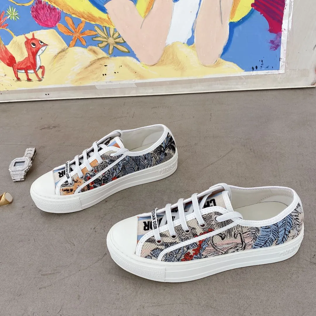 👟👟Ex-factory price 500👟👟 New arrival at D home, synchronized with the official website WALK N DIOR embroidered canvas shoes series, 100% cotton silk double-sided three-dimensional embroidery All the materials of this shoe are original molds, right down to the hardware, laces, outsole, PU midsole...the upper fabric is made of double-sided pure cotton silk three-dimensional electric embroidery. Each style looks colorful, but it does not make it difficult to match clothes. The entire series is like a piece of handicraft, unique!  ▪️Inner lining: full-grain mixed sheep and sheepskin ▪️Foot pads: same color cowhide, comfortable to the feet ▪️My last style is exactly the same as ZP, welcome to compare. My color scheme is the most complete, and the counter has a full set of packaging. Code number: 35-41